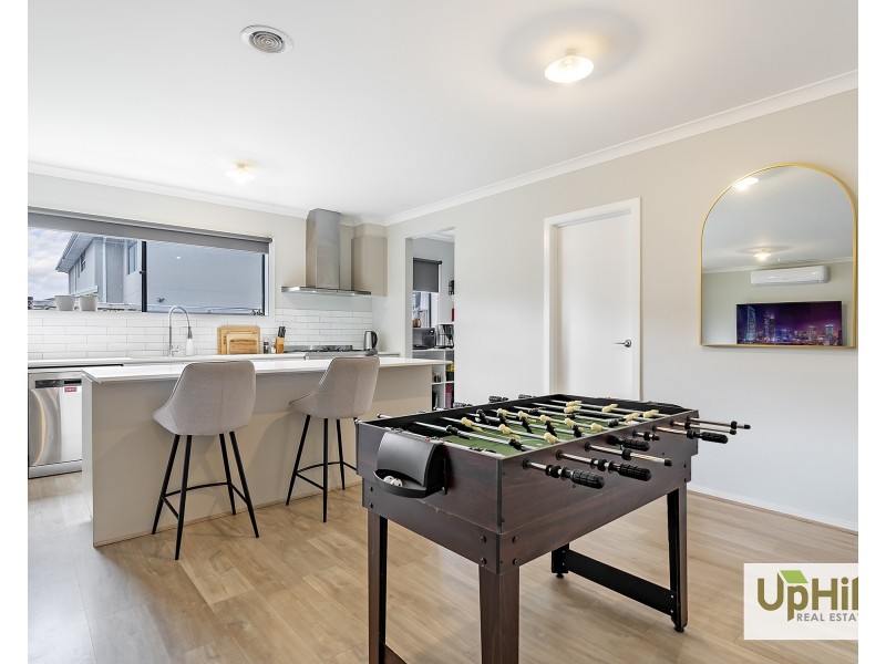 39 Vielo Circuit, Clyde North VIC 3978