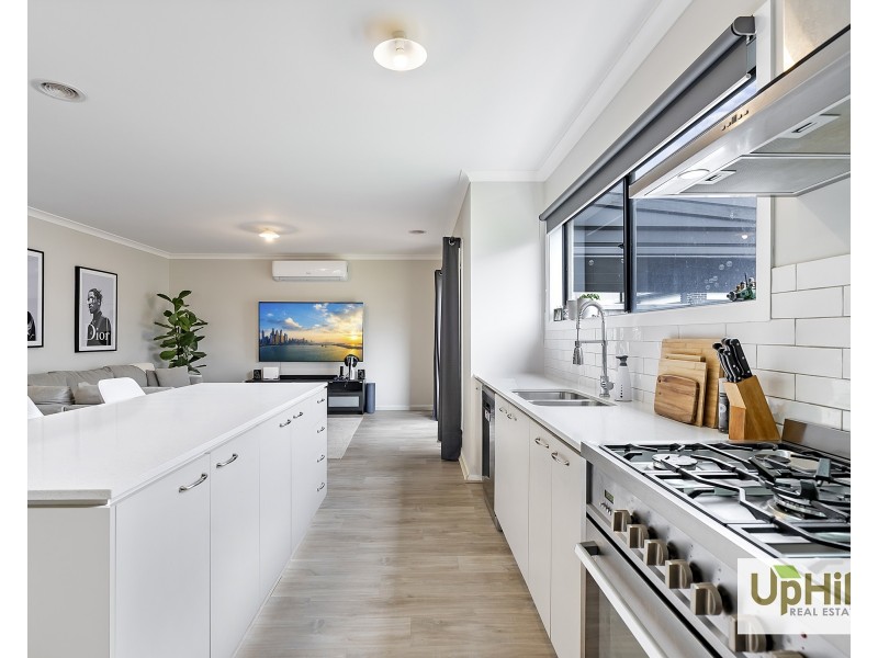 39 Vielo Circuit, Clyde North VIC 3978