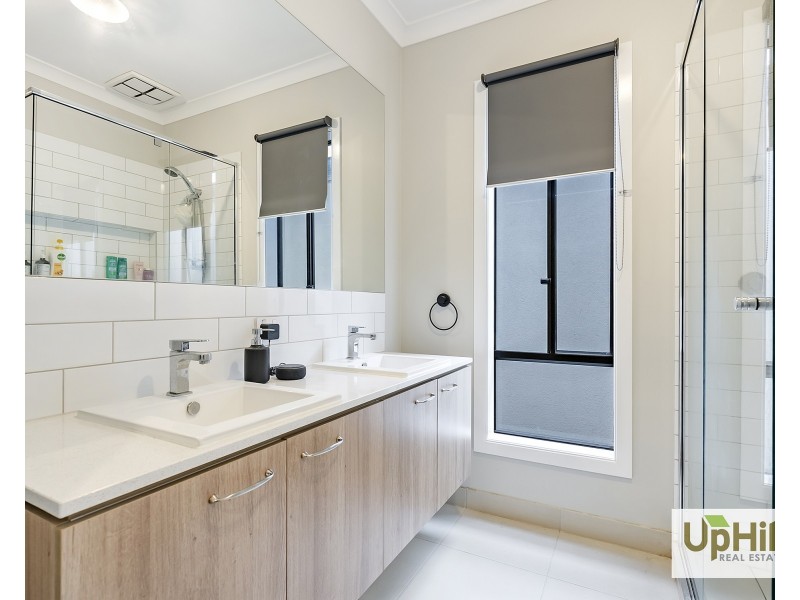 39 Vielo Circuit, Clyde North VIC 3978