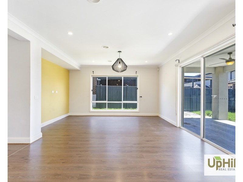 90 Newgrange Boulevard, Clyde North VIC 3978