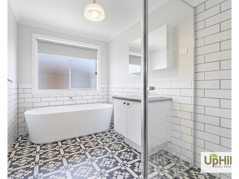 90 Newgrange Boulevard, Clyde North VIC 3978