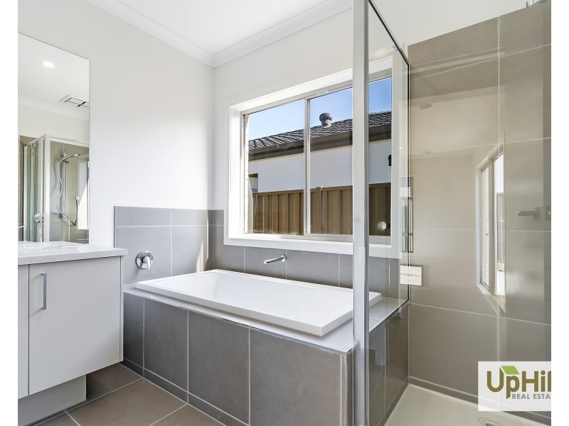 42 Carrera Crescent, Clyde VIC 3978