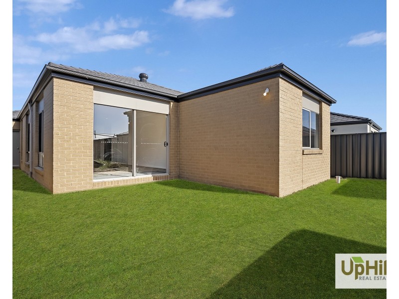 42 Carrera Crescent, Clyde VIC 3978