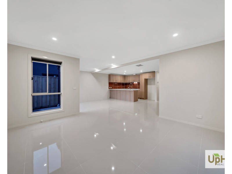 16 Titan lodge walk, Pakenham VIC 3810