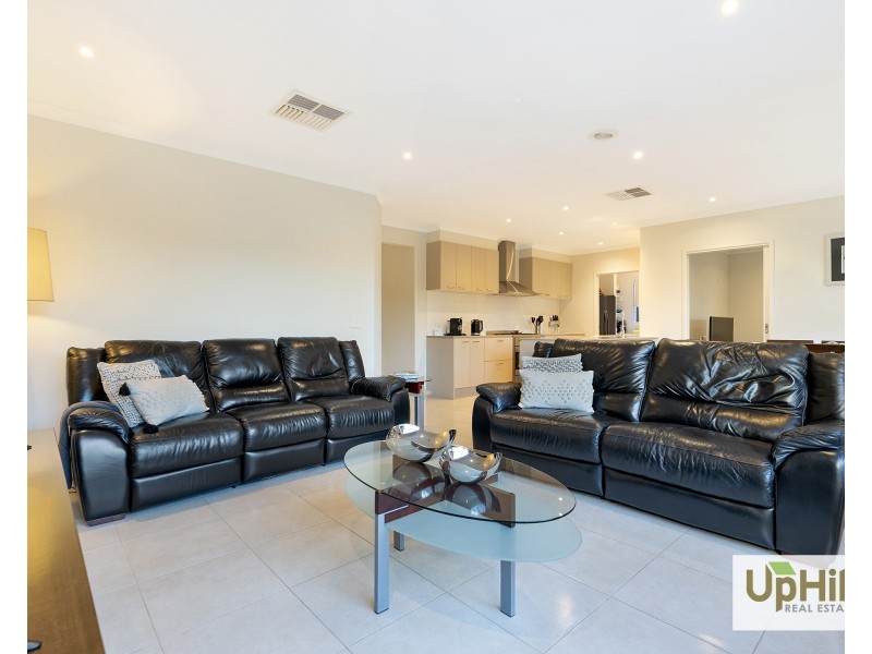 51 Deoro Parade, Clyde North VIC 3978