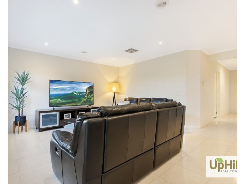 51 Deoro Parade, Clyde North VIC 3978