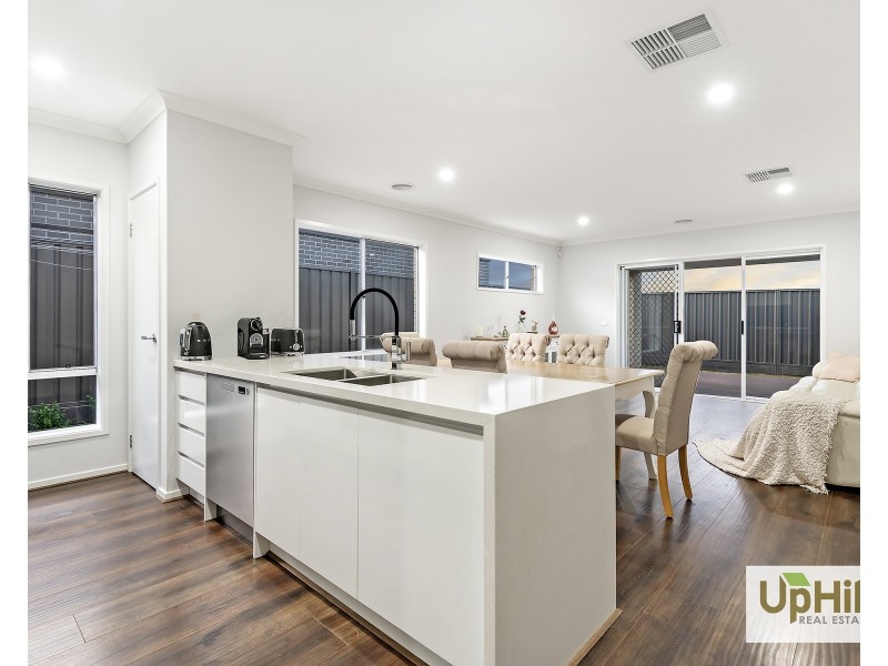 9 Aegean Street, Clyde North VIC 3978