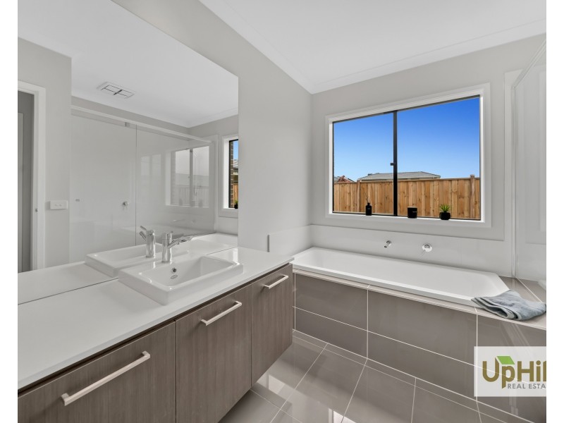 39 Avenator Circuit, Clyde North VIC 3978