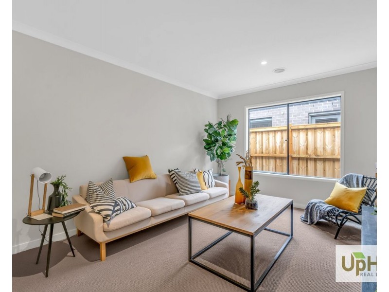 39 Avenator Circuit, Clyde North VIC 3978