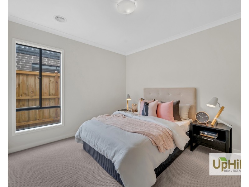 39 Avenator Circuit, Clyde North VIC 3978