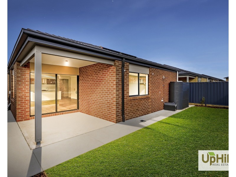 39 Avenator Circuit, Clyde North VIC 3978
