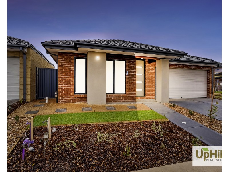 39 Avenator Circuit, Clyde North VIC 3978