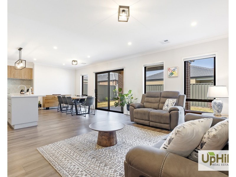 3 Mocha Gr, Clyde North VIC 3978