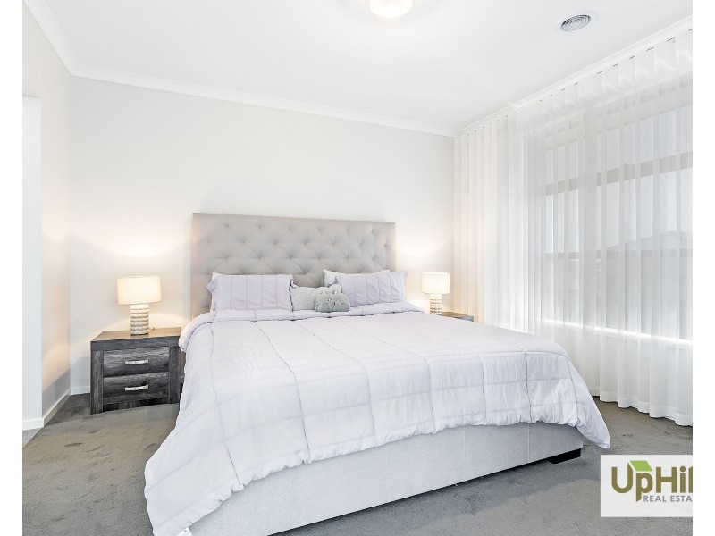 3 Mocha Gr, Clyde North VIC 3978