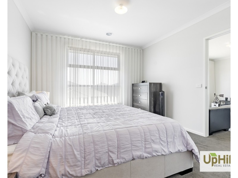 3 Mocha Gr, Clyde North VIC 3978