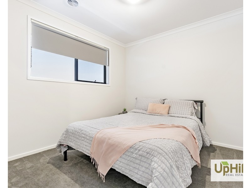 3 Mocha Gr, Clyde North VIC 3978