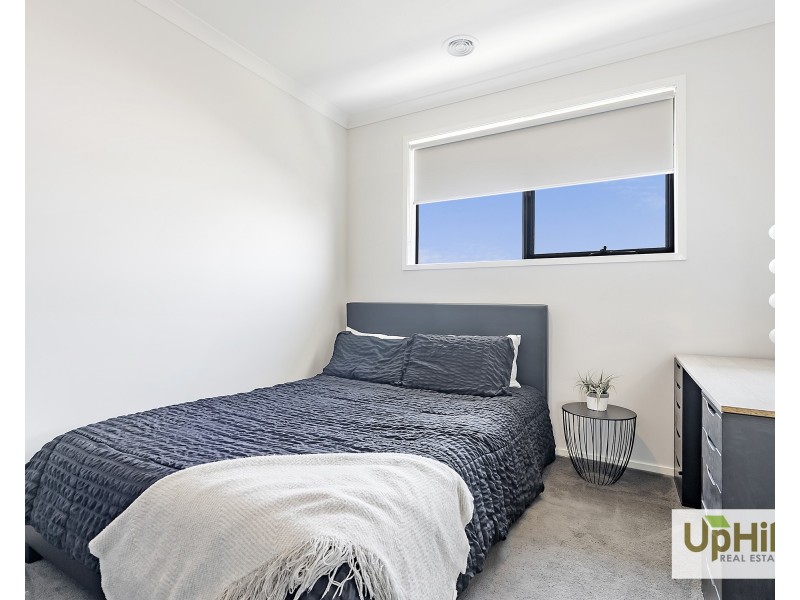 3 Mocha Gr, Clyde North VIC 3978
