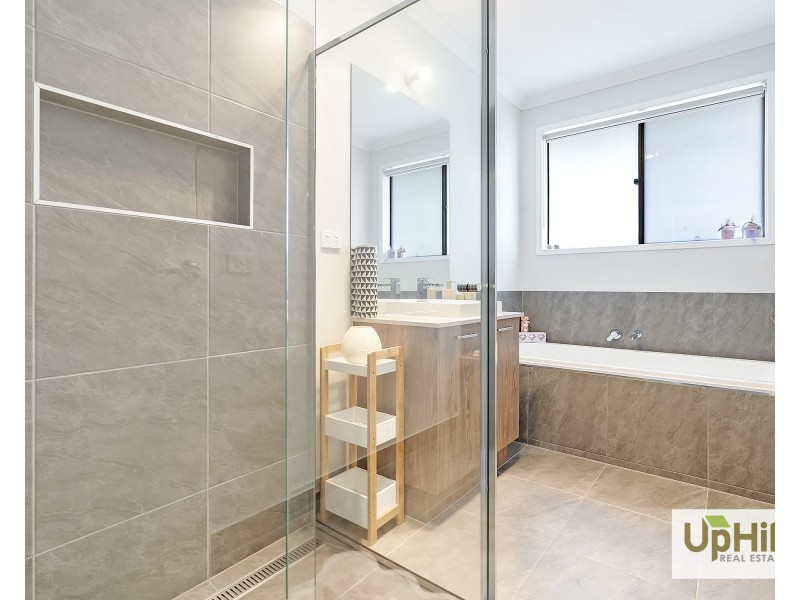 3 Mocha Gr, Clyde North VIC 3978