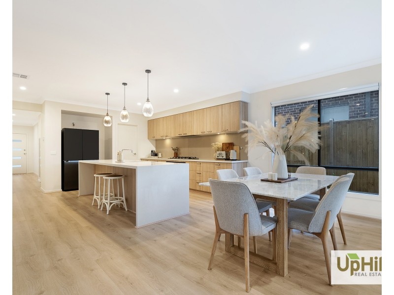 72 Carora Circuit, Clyde North VIC 3978