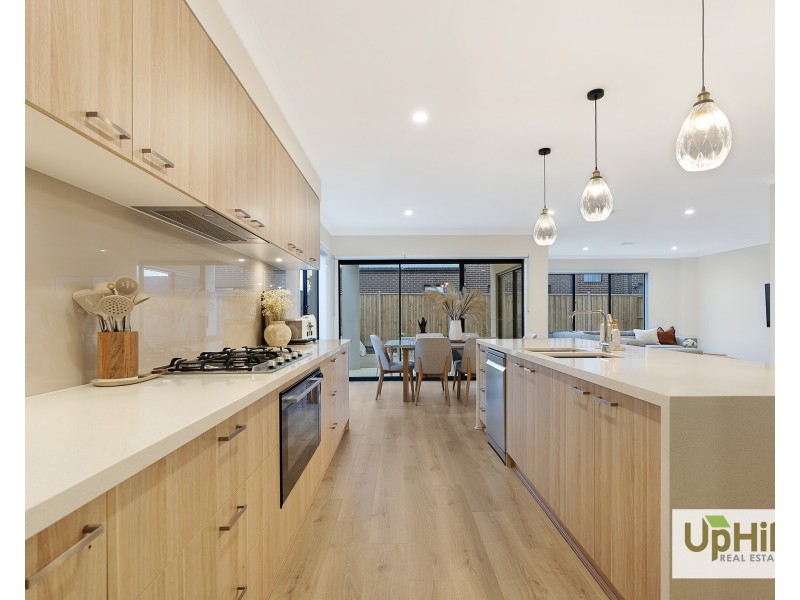 72 Carora Circuit, Clyde North VIC 3978