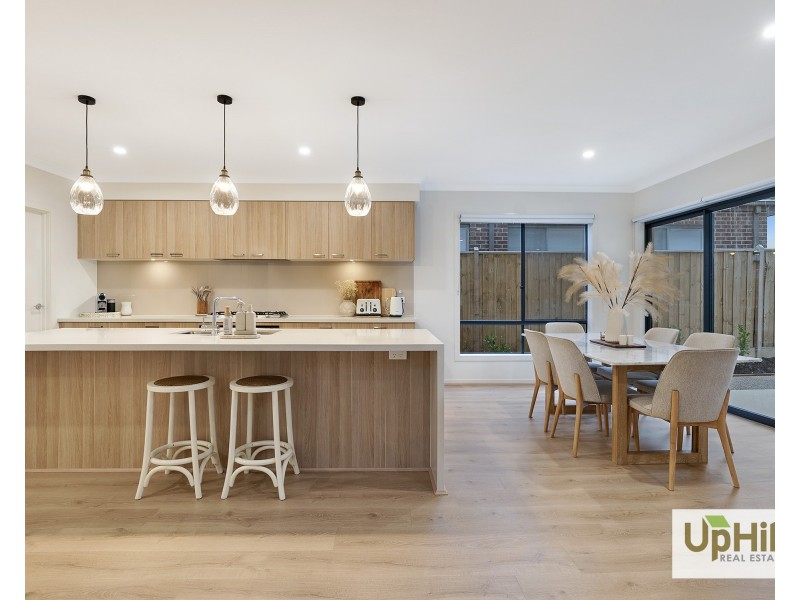 72 Carora Circuit, Clyde North VIC 3978