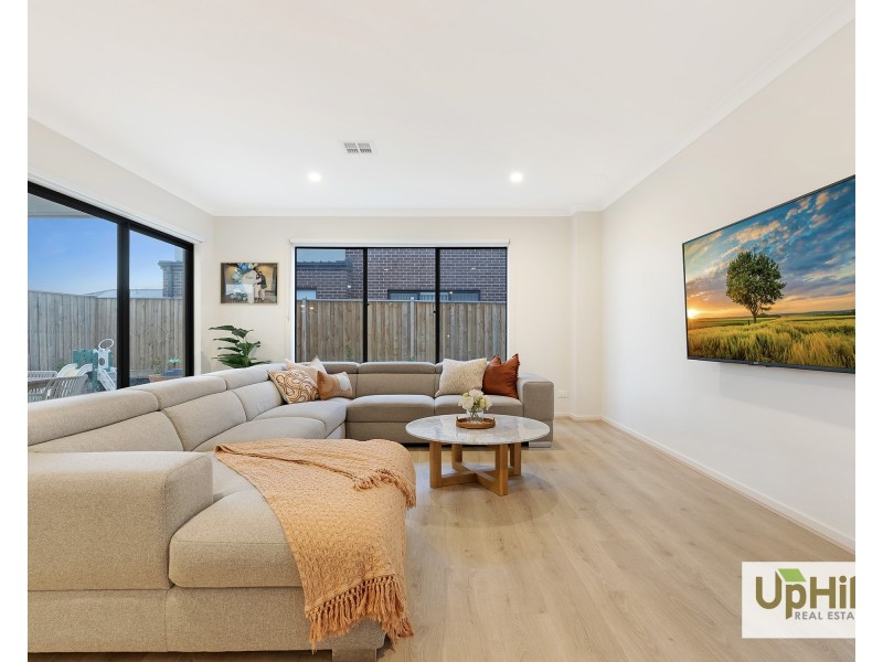 72 Carora Circuit, Clyde North VIC 3978