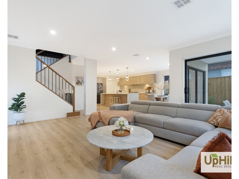 72 Carora Circuit, Clyde North VIC 3978