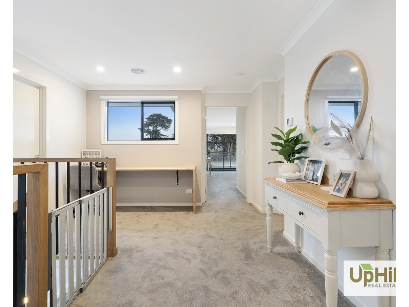 72 Carora Circuit, Clyde North VIC 3978