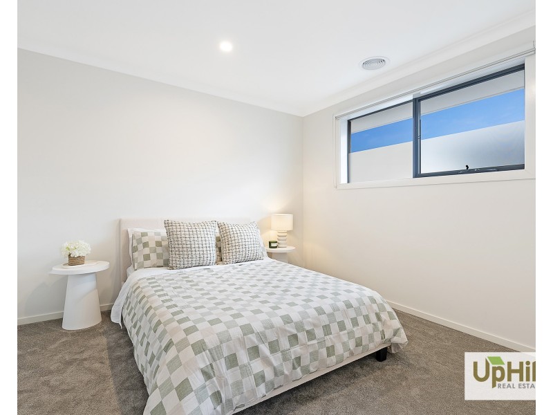 72 Carora Circuit, Clyde North VIC 3978