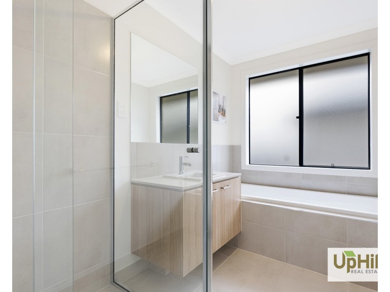 72 Carora Circuit, Clyde North VIC 3978