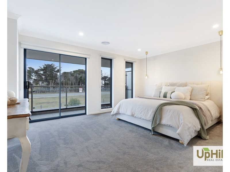 72 Carora Circuit, Clyde North VIC 3978