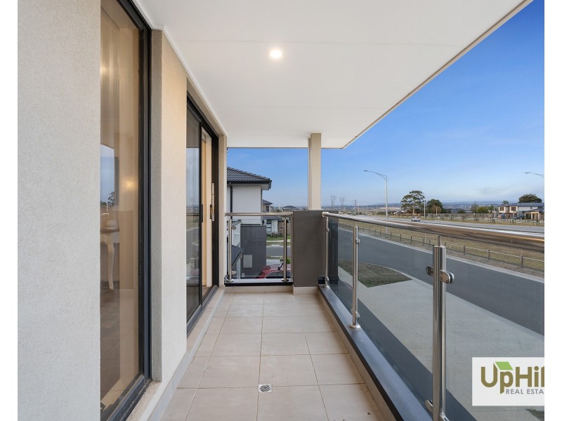 72 Carora Circuit, Clyde North VIC 3978