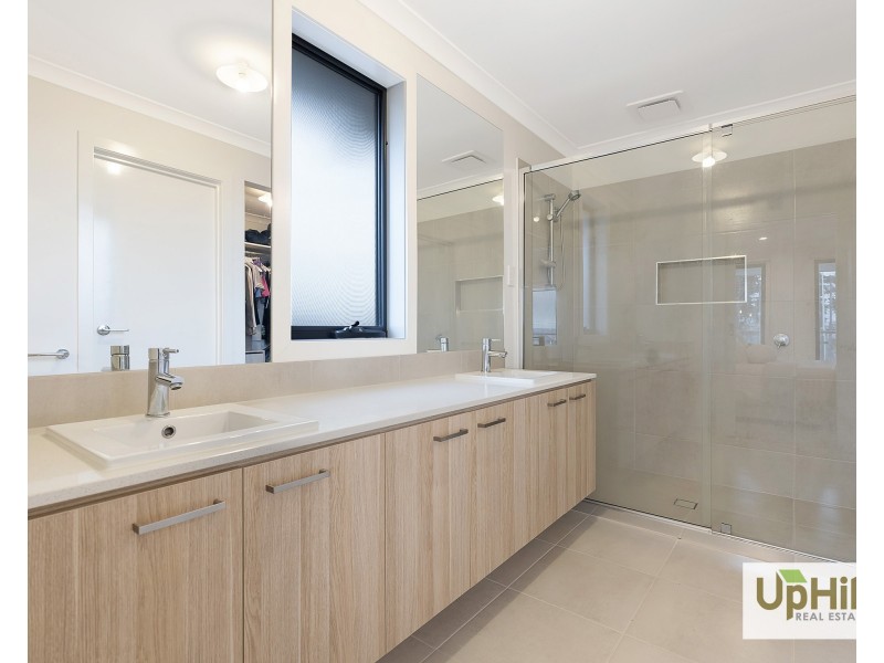 72 Carora Circuit, Clyde North VIC 3978