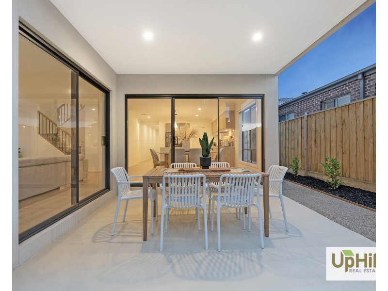 72 Carora Circuit, Clyde North VIC 3978