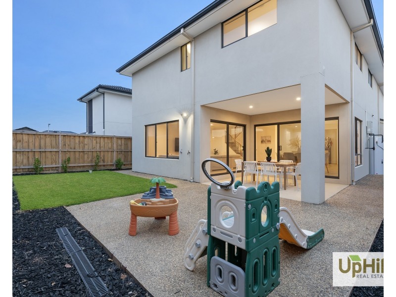 72 Carora Circuit, Clyde North VIC 3978