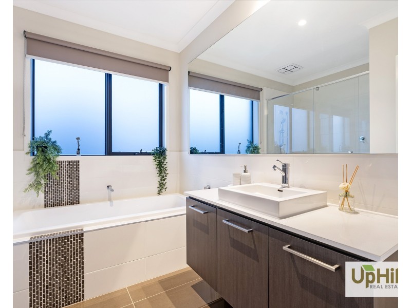 6 Turano Way, Clyde North VIC 3978