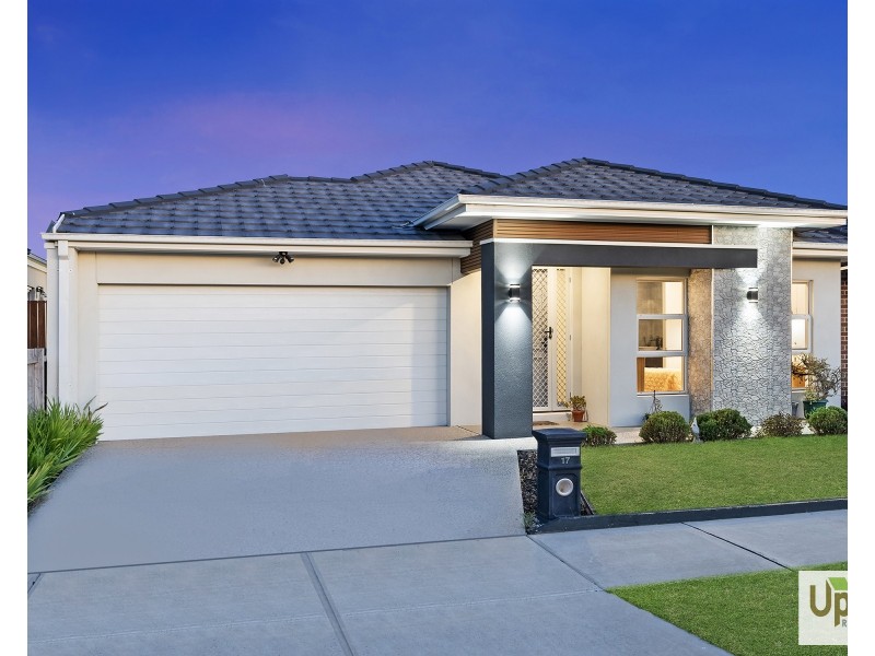 17  Lensing Street, Clyde North VIC 3978