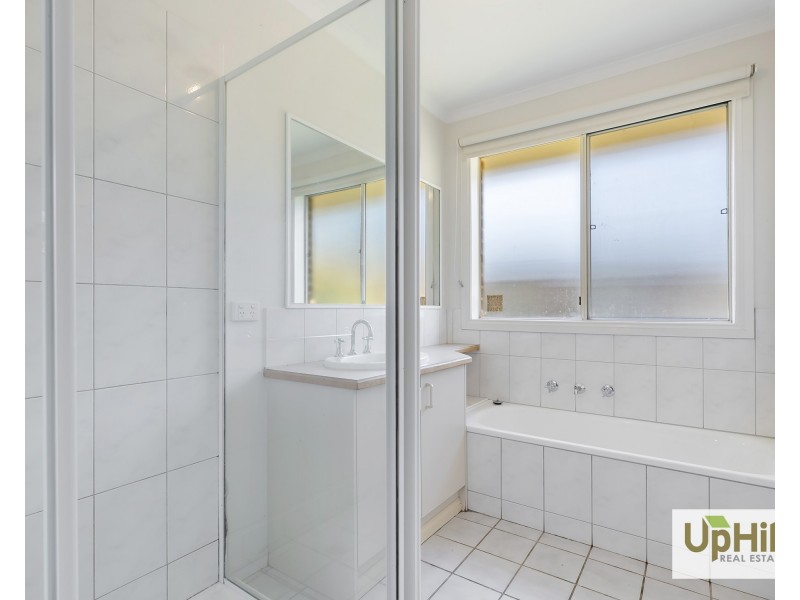 2/50-52 Bellevue Drive, Berwick VIC 3806