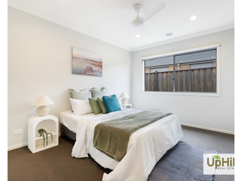 3 Whispering Way, Clyde North VIC 3978