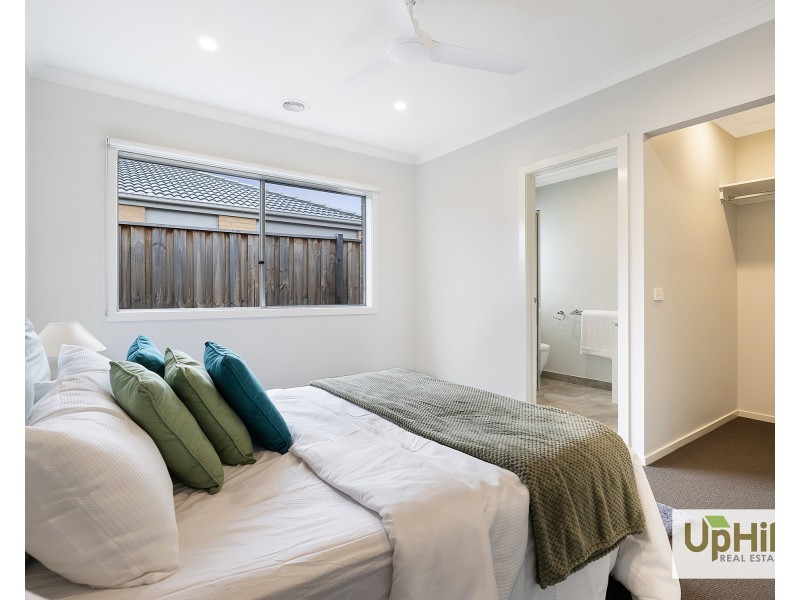3 Whispering Way, Clyde North VIC 3978
