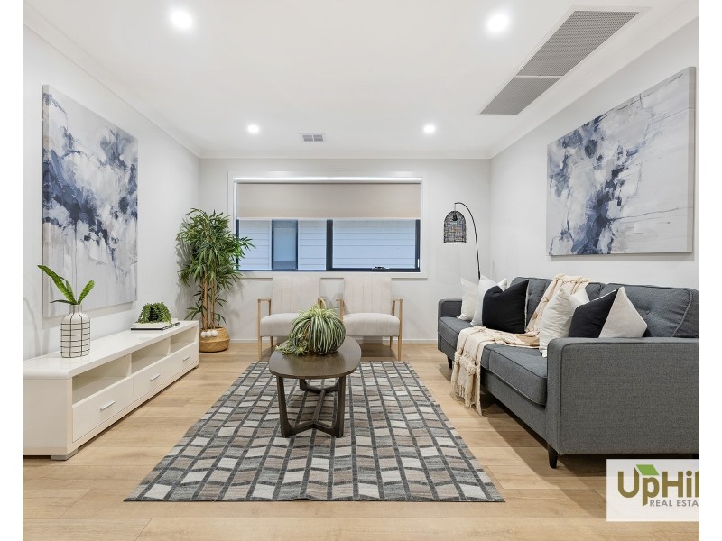 28 Woolly Parade, Clyde North VIC 3978