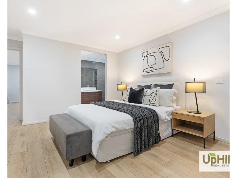 28 Woolly Parade, Clyde North VIC 3978