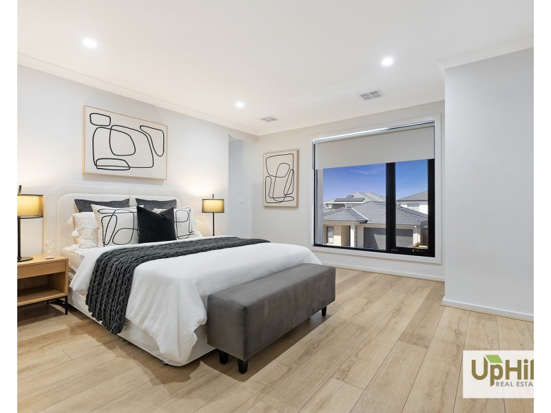 28 Woolly Parade, Clyde North VIC 3978