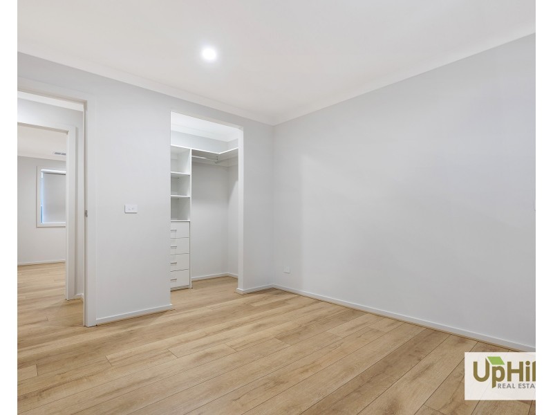 28 Woolly Parade, Clyde North VIC 3978