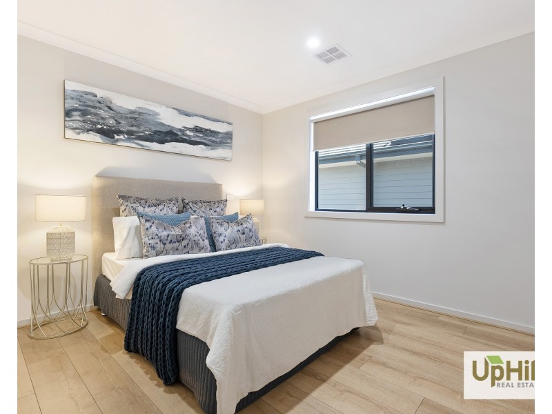 28 Woolly Parade, Clyde North VIC 3978