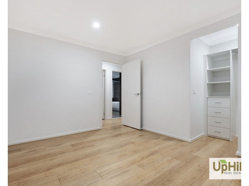 28 Woolly Parade, Clyde North VIC 3978