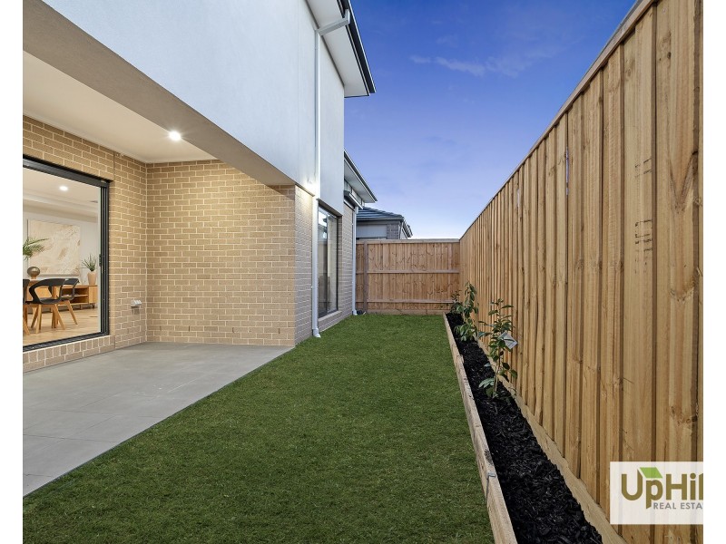 28 Woolly Parade, Clyde North VIC 3978