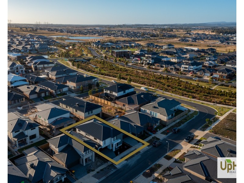 28 Woolly Parade, Clyde North VIC 3978
