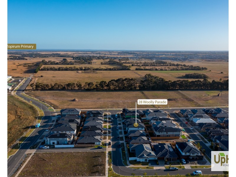 28 Woolly Parade, Clyde North VIC 3978