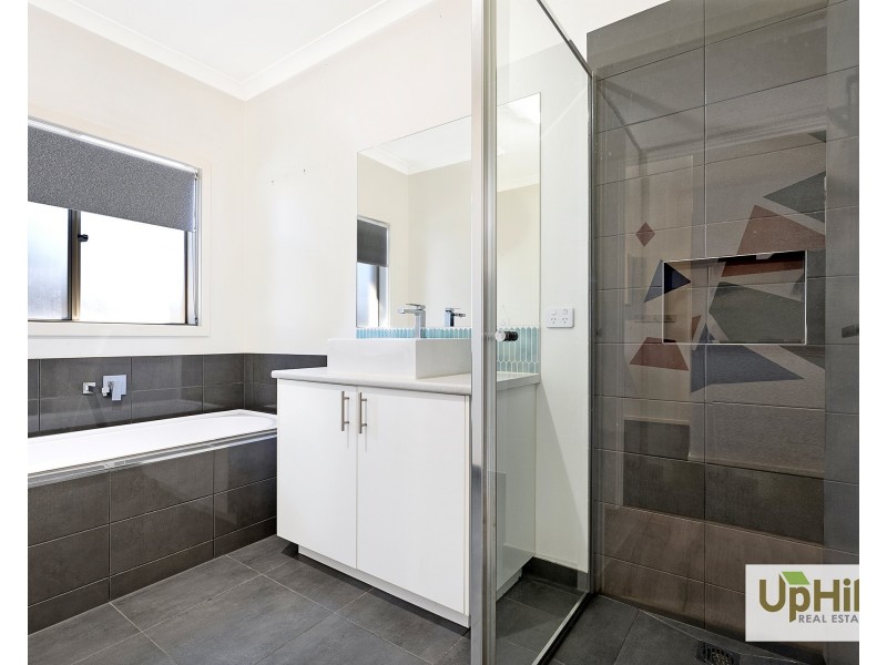 2 Galleon Street, Clyde North VIC 3978